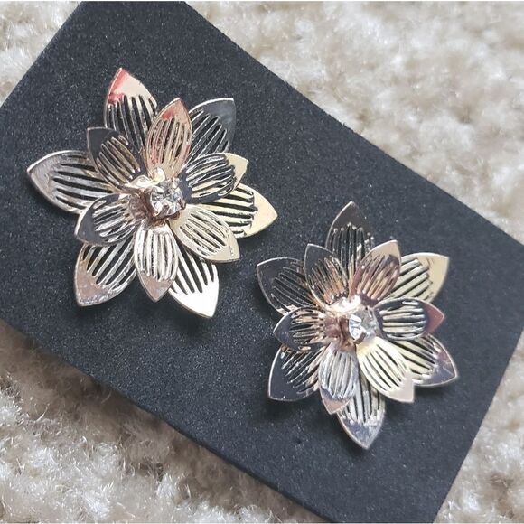 Flower Button Filigree Detailing Earrings NWT - Picture 5 of 6